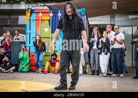 Edimburgo, Scozia. Sab 12 agosto 2023. Il percussionista giapponese Ryosuke Kiyasu si esibisce dal vivo all'Edinburgh Sculpture Workshop all'evento di apertura del programma al Festival d'Arte di Edimburgo 2023. Kiyasu è in prima linea nella musica sperimentale ed è anche riconosciuto per la sua particolare batteria nella band di Nosiecore Sete Star Sept, il trio jazz sperimentale Kiyasu Orchestra e le sue apparizioni nel Fushitsusha di Keiji Haino. Foto Stock