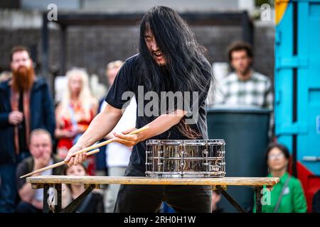 Edimburgo, Scozia. Sab 12 agosto 2023. Il percussionista giapponese Ryosuke Kiyasu si esibisce dal vivo all'Edinburgh Sculpture Workshop all'evento di apertura del programma al Festival d'Arte di Edimburgo 2023. Kiyasu è in prima linea nella musica sperimentale ed è anche riconosciuto per la sua particolare batteria nella band di Nosiecore Sete Star Sept, il trio jazz sperimentale Kiyasu Orchestra e le sue apparizioni nel Fushitsusha di Keiji Haino. Foto Stock