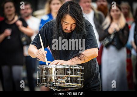 Edimburgo, Scozia. Sab 12 agosto 2023. Il percussionista giapponese Ryosuke Kiyasu si esibisce dal vivo all'Edinburgh Sculpture Workshop all'evento di apertura del programma al Festival d'Arte di Edimburgo 2023. Kiyasu è in prima linea nella musica sperimentale ed è anche riconosciuto per la sua particolare batteria nella band di Nosiecore Sete Star Sept, il trio jazz sperimentale Kiyasu Orchestra e le sue apparizioni nel Fushitsusha di Keiji Haino. Foto Stock