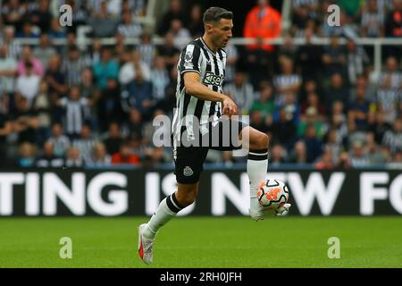 Newcastle sabato 12 agosto 2023. Fabian Schär del Newcastle United durante la partita di Premier League tra Newcastle United e Aston Villa a St. James's Park, Newcastle sabato 12 agosto 2023. (Foto: Michael driver | mi News) crediti: MI News & Sport /Alamy Live News Foto Stock