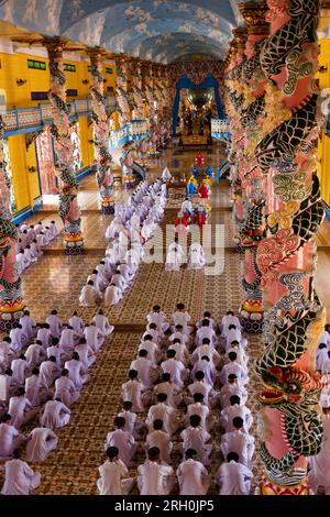 Tay Ninh, Vietnam. 21 agosto 2014. Cerimonia Cao dai nel tempio di Cao dai, sede Santa del Caodaismo a Tay Ninh in Vietnam. Foto Stock
