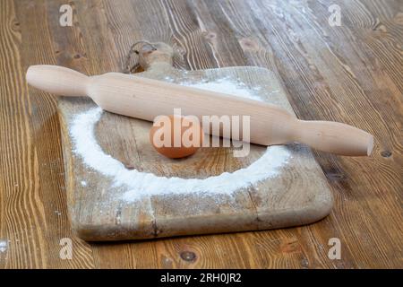 farina di grano bianco durante la cottura, farina di grano bianco sparsa sul tavolo durante la cottura Foto Stock