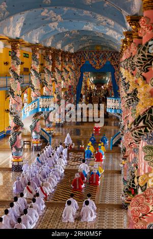 Tay Ninh, Vietnam. 21 agosto 2014. Cerimonia Cao dai nel tempio di Cao dai, sede Santa del Caodaismo a Tay Ninh in Vietnam. Foto Stock