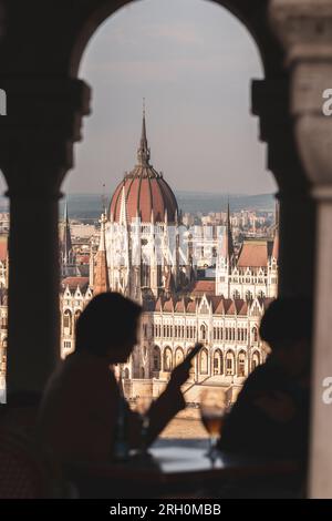 La gente si gode la fantastica vista di Budapest mentre beve un bicchiere di vino Foto Stock