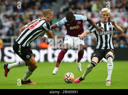 Newcastle sabato 12 agosto 2023. Il Moussa Diaby dell'Aston Villa viene sfidato da Dan Burn (L) e Anthony Gordon (R) del Newcastle United durante la partita di Premier League tra Newcastle United e Aston Villa a St James's Park, Newcastle sabato 12 agosto 2023. (Foto: Michael driver | mi News) crediti: MI News & Sport /Alamy Live News Foto Stock