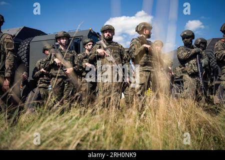 Jarylowka, Polonia. 12 agosto 2023. I militari polacchi partecipano a una conferenza stampa del ministro della difesa polacco, Mariusz Blaszczak, al campo militare di Jarylowka. Il capo del Ministero della difesa, Mariusz Blaszczak, visto durante la sua visita al campo militare di Jarylowka (voivodato di Podlaskie) informò della decisione di creare una task force militare nell'operazione Rengaw vicino al confine con la Bielorussia. Credito: SIPA USA/Alamy Live News Foto Stock