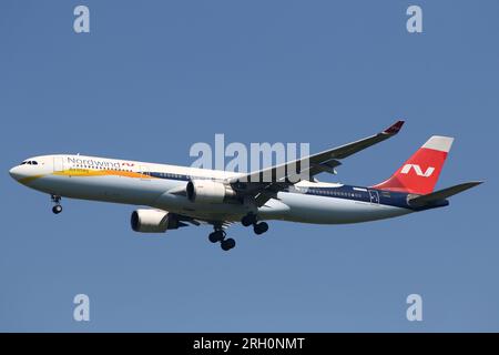 San Pietroburgo, Russia. 12 agosto 2023. L'aereo Nordwind Airlines, Airbus A330-300 atterra all'aeroporto internazionale di Pulkovo. (Foto di Maksim Konstantinov/SOPA Images/Sipa USA) credito: SIPA USA/Alamy Live News Foto Stock