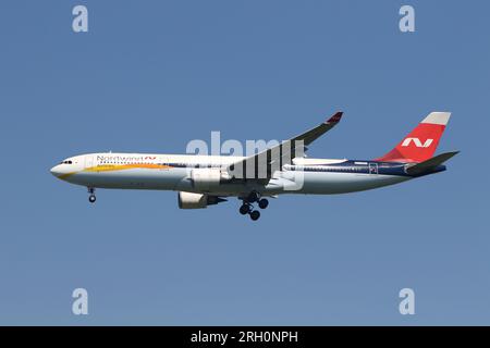 San Pietroburgo, Russia. 12 agosto 2023. L'aereo Nordwind Airlines, Airbus A330-300 atterra all'aeroporto internazionale di Pulkovo. (Foto di Maksim Konstantinov/SOPA Images/Sipa USA) credito: SIPA USA/Alamy Live News Foto Stock