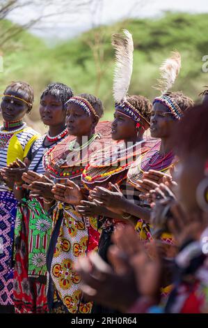 Un gruppo di donne Pokot in abiti tradizionali che cantano e ballano, Kenya Foto Stock