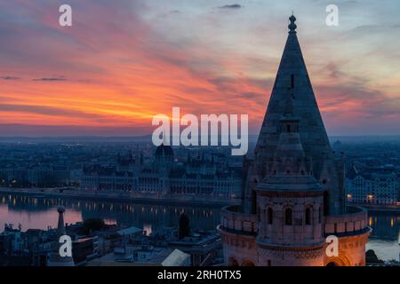 Paesaggio urbano di Budapest al tramonto Foto Stock