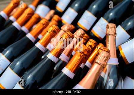 Durante la festa, all'aperto vengono servite molte bottiglie di champagne e vino frizzante. Costa des Bar, Aube, a sud di Champagne, Francia in estate Foto Stock