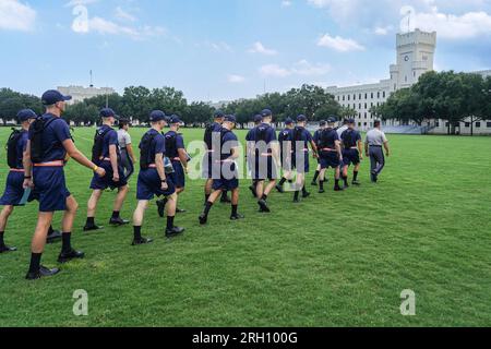 Charleston, Stati Uniti. 12 agosto 2023. Gli studenti delle matricole in arrivo, noti come Knobs, marciano attraverso Summerall Field dopo essere stati rasati la testa il giorno del Matriculation al Citadel Military College di Charleston, South Carolina, sabato 12 agosto 2023. Le reclute dei cadetti arrivarono in un giorno caldo e umido record a Charleston. Foto di Richard Ellis/UPI credito: UPI/Alamy Live News Foto Stock