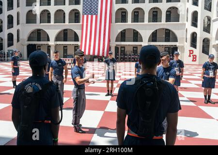 Charleston, Stati Uniti. 12 agosto 2023. Un cadetto di classe superiore istruisce gli studenti di matricola in arrivo noti come Knobs a marciare esercitazioni il giorno del Matriculation al Citadel Military College di Charleston, South Carolina, sabato 12 agosto 2023. Le reclute dei cadetti arrivarono in un giorno caldo e umido record per iniziare la tradizionale introduzione nota come Hell Week. Foto di Richard Ellis/UPI credito: UPI/Alamy Live News Foto Stock