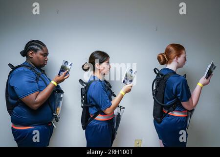 Charleston, Stati Uniti. 12 agosto 2023. Gli studenti delle matricole in arrivo, noti come Knobs, studiano il libro delle regole della Guideon mentre aspettano l'emissione di uniformi il giorno del Matriculation al Citadel Military College di Charleston, South Carolina, sabato 12 agosto 2023. I cadetti sono tenuti a memorizzare la guida chiamata anche Knob Knowledge. Foto di Richard Ellis/UPI credito: UPI/Alamy Live News Foto Stock