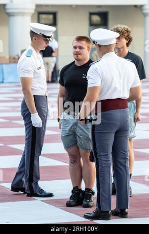 Charleston, Stati Uniti. 12 agosto 2023. Una matricola in arrivo nota come una manopola riceve il terzo grado da cadetti superiori mentre attende il suo incarico di unità il giorno del Matriculation Day al Citadel Military College di Charleston, Carolina del Sud, sabato 12 agosto 2023. Le reclute dei cadetti arrivarono in un giorno caldo e umido record a Charleston. Foto di Richard Ellis/UPI credito: UPI/Alamy Live News Foto Stock