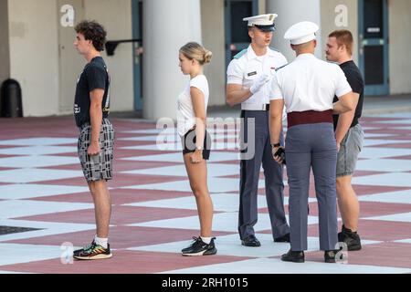 Charleston, Stati Uniti. 12 agosto 2023. Gli studenti delle matricole in arrivo noti come Knobs si allineano sotto l'ispezione dei cadetti di classe superiore per i loro incarichi di unità il giorno del Matriculation al Citadel Military College di Charleston, Carolina del Sud, sabato 12 agosto 2023. Le reclute dei cadetti arrivarono in un giorno caldo e umido record a Charleston. Foto di Richard Ellis/UPI credito: UPI/Alamy Live News Foto Stock