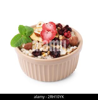 Farina d'avena con frutta liofilizzata, noci e menta isolate su bianco Foto Stock