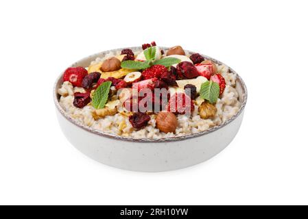 Farina d'avena con frutta liofilizzata, noci e menta isolate su bianco Foto Stock