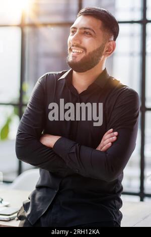 ritratto di un giovane uomo d'affari che sorride Foto Stock