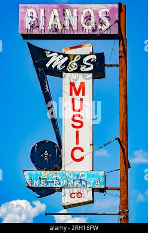 Un'insegna vintage al neon pubblicizza pianoforti e strumenti da band al M&S Music, 12 agosto 2023, a Mobile, Alabama. M&S Music ha aperto nel 1961. Foto Stock