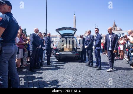 Roma, Italia. 12 agosto 2023. Arrivo della bara di Michela Murgia davanti alla Chiesa degli artisti di Roma (foto di Matteo Nardone/Pacific Press/Sipa USA) credito: SIPA USA/Alamy Live News Foto Stock