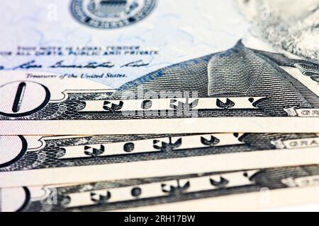 Ha piegato insieme le banconote americane di cinquanta dollari, un mucchio di dollari americani con un valore nominale di 50 dollari Foto Stock