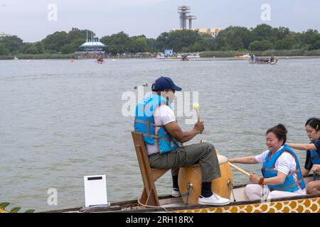 New York, Stati Uniti. 12 agosto 2023. NEW YORK, NEW YORK - 12 AGOSTO: Il sindaco di New York Eric Adams partecipa al 31° Hong Kong Dragon Boat Festival a New York (HKDBF-NY) al Flushing Meadows Corona Park il 12 agosto 2023 nel quartiere Queens di New York City. C'è stata una gara tra le squadre del sindaco, del City Comptroller e del Queens Borough President e la squadra del City Comptroller ha vinto la gara, mentre la squadra del sindaco ha concluso al secondo posto. Crediti: Ron Adar/Alamy Live News Foto Stock