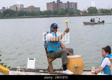 New York, Stati Uniti. 12 agosto 2023. NEW YORK, NEW YORK - 12 AGOSTO: Il sindaco di New York Eric Adams partecipa al 31° Hong Kong Dragon Boat Festival a New York (HKDBF-NY) al Flushing Meadows Corona Park il 12 agosto 2023 nel quartiere Queens di New York City. C'è stata una gara tra le squadre del sindaco, del City Comptroller e del Queens Borough President e la squadra del City Comptroller ha vinto la gara, mentre la squadra del sindaco ha concluso al secondo posto. Crediti: Ron Adar/Alamy Live News Foto Stock