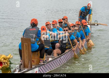 New York, New York, USA. 12 agosto 2023. (NEW) Hong Kong Dragon Boat Festival a New York (HKDBF-NY). 12 agosto 2023, New York, New York, USA: Il team del comproller Brad Lander si imbarca in acqua durante il 31° Hong Kong Dragon Boat Festival a New York (HKDBF-NY) al Flushing Meadows Corona Park il 12 agosto 2023 nel quartiere Queens di New York City. C'è stata una gara tra le squadre del sindaco, del City Comptroller e del Queens Borough President e la squadra del City Comptroller ha vinto la gara, mentre la squadra del sindaco ha concluso al secondo posto. (Credito: M10s/TheNews2) (foto: Foto Stock