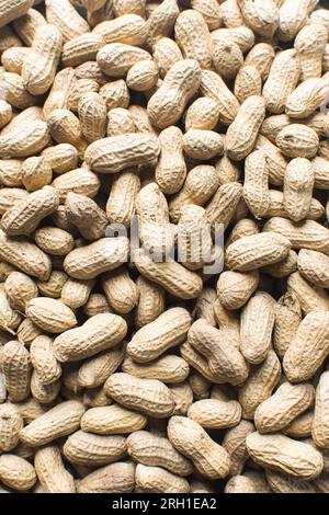 Vista dall'alto delle arachidi nella conchiglia, delle arachidi sgusciate e non sgusciate su un ripiano in marmo, vista dall'alto della noce nigeriana arrostita Foto Stock