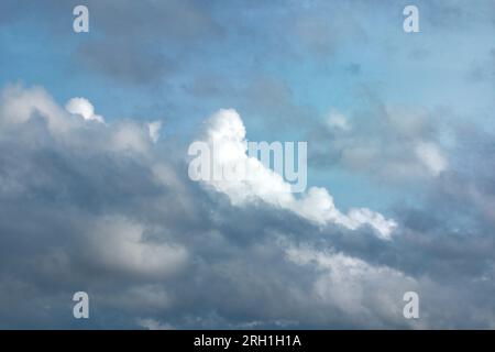 Nuvole bianche nel cielo blu. Texture delle nuvole. Foto Stock