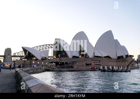 Sydney, Australia. 10 agosto 2023. Vista generale dell'iconica Sydney Opera House al tramonto a Sydney, Australia. (Foto: Daniela Porcelli/Sports Press Photo/C - SCADENZA DI UN'ORA - ATTIVA FTP SOLO SE IMMAGINI DI ETÀ INFERIORE A UN'ORA - Alamy) credito: SPP Sport Press Photo. /Alamy Live News Foto Stock