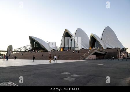 Sydney, Australia. 10 agosto 2023. Vista generale dell'iconica Sydney Opera House al tramonto a Sydney, Australia. (Foto: Daniela Porcelli/Sports Press Photo/C - SCADENZA DI UN'ORA - ATTIVA FTP SOLO SE IMMAGINI DI ETÀ INFERIORE A UN'ORA - Alamy) credito: SPP Sport Press Photo. /Alamy Live News Foto Stock