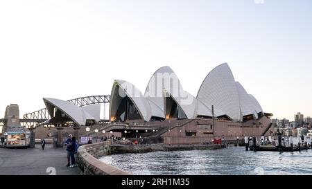 Sydney, Australia. 10 agosto 2023. Vista generale dell'iconica Sydney Opera House al tramonto a Sydney, Australia. (Foto: Daniela Porcelli/Sports Press Photo/C - SCADENZA DI UN'ORA - ATTIVA FTP SOLO SE IMMAGINI DI ETÀ INFERIORE A UN'ORA - Alamy) credito: SPP Sport Press Photo. /Alamy Live News Foto Stock