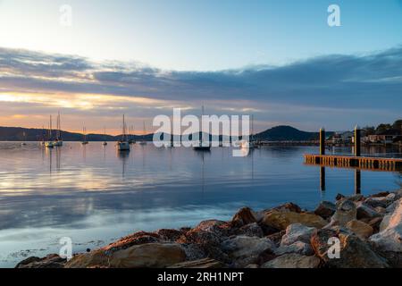 Un giorno perfetto: Alba sul Brisbane Water a Koolewong sulla Central Coast, NSW, Australia. Foto Stock