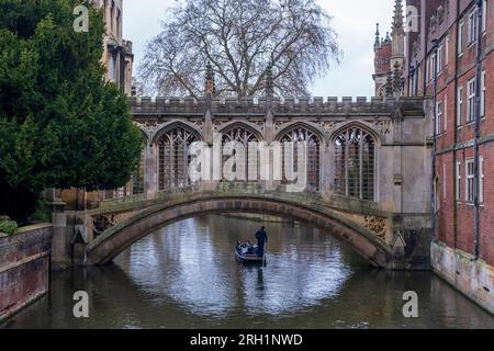 Funivia che passa sotto il Ponte dei Sospiri Foto Stock