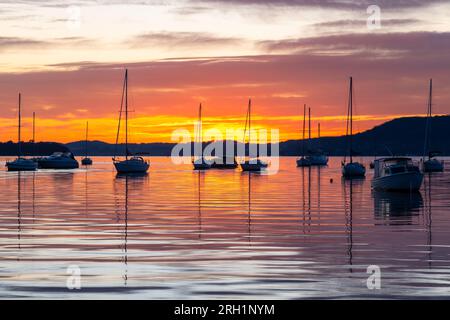 Un giorno perfetto: Alba sul Brisbane Water a Koolewong sulla Central Coast, NSW, Australia. Foto Stock