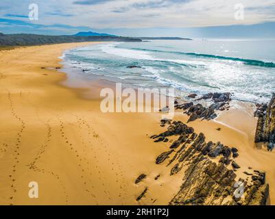 Esplorare Cuttagee Beach sulla costa della costa di Sapphire, nella costa meridionale del New South Wales, Australia Foto Stock