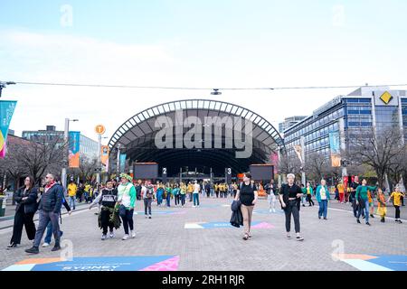 Sydney, Australia. 12 agosto 2023. Sydney, Australia, 12 agosto 2023: I tifosi arrivano alla stazione ferroviaria di Olympic Park prima della partita di calcio dei quarti di finale della FIFA Womens World Cup 2023 tra Inghilterra e Colombia allo Stadium Australia di Sydney, Australia. (Daniela Porcelli/SPP) credito: SPP Sport Press Photo. /Alamy Live News Foto Stock