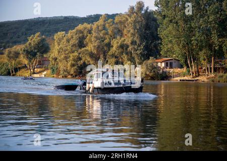 Una barca a motore che naviga lungo il Danubio Foto Stock