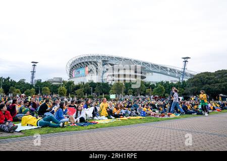 Sydney, Australia. 12 agosto 2023. Sydney, Australia, 12 agosto 2023: Una folla enorme di tifosi australiani che guardano la partita di calcio tra Australia e Francia fuori dallo Stadio Australia davanti agli schermi televisivi prima della partita di calcio dei quarti di finale della FIFA Womens World Cup 2023 tra Inghilterra e Colombia allo Stadio Australia di Sydney, Australia. (Daniela Porcelli/SPP) credito: SPP Sport Press Photo. /Alamy Live News Foto Stock