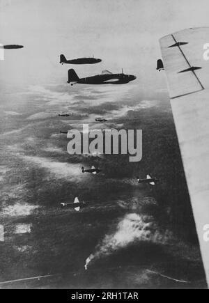 Battaglia di Palembang, febbraio 13-15 1942. Gli aerei da trasporto dell'esercito imperiale giapponese che trasportano paracadutisti dal «Teishin Shudan» (gruppo di predoni) nei cieli sopra il fiume Musi, Sumatra avanzano verso la loro destinazione target di Palembang, febbraio 1942. Foto Stock