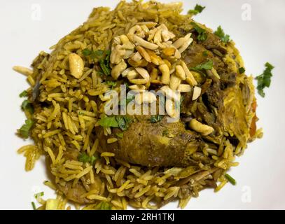 Piatto tradizionale Maqluba o Maqlooba servito in tutto il Levante. È composto da carne, riso e verdure fritte. Israele Foto Stock