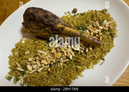 Piatto tradizionale Maqluba o Maqlooba servito in tutto il Levante. È composto da carne, riso e verdure fritte. Israele Foto Stock