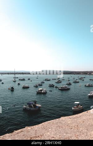 Ortigia, Sicilia - 30 luglio 2023: Barche avvistate da una piccola finestra a Castello Maniace Foto Stock