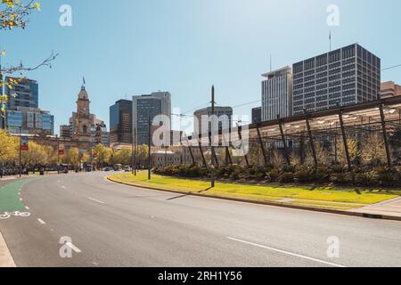 Adelaide, Australia - 27 settembre 2019: Gli edifici della città di Adelaide sono visti attraverso Victoria Square in una giornata luminosa Foto Stock