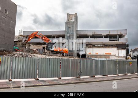 La demolizione ha luogo nel centro commerciale Crossways, Paignton, devon. Foto Stock