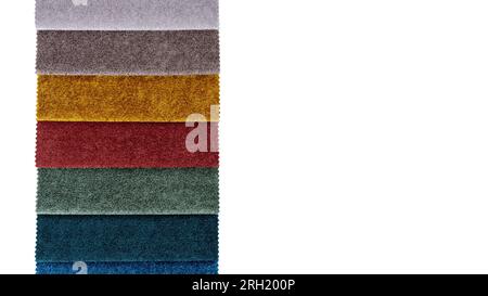 Campioni tessili colorati, isolati su sfondo bianco. Campioni di tessuto, impostati in diversi colori per la selezione. Varietà di materiali per tappezzeria per pelliccia Foto Stock