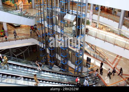 TEL AVIV, ISRAELE - 19 MAGGIO 2011: Si tratta di ascensori aperti ad alta velocità all'interno dell'Azrieli Center. Foto Stock