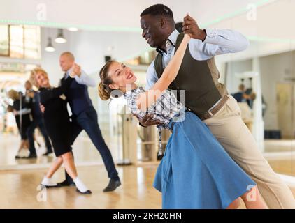 Donna con l'uomo americano che pratica la danza da ballo Foto Stock